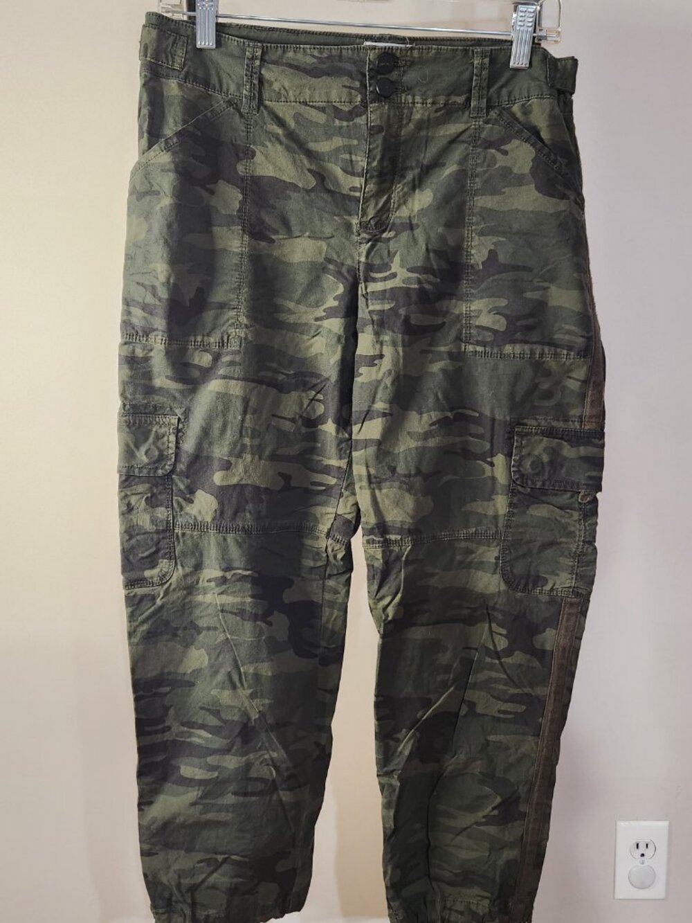 Sanctuary Standard Surplus Camo Cargo Jogger Pants Size 29 Side Stripe
